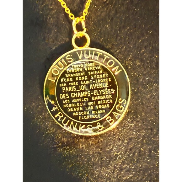 Unbranded Gold/Black Trunks/Bags Round Charm on Gold Tone Unbranded 18” Necklace - Picture 7 of 9